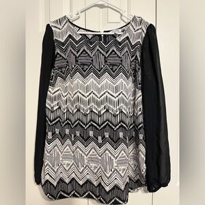 1X Black and white long sleeve tunic. Zipper in back. Polyester sleeves black.